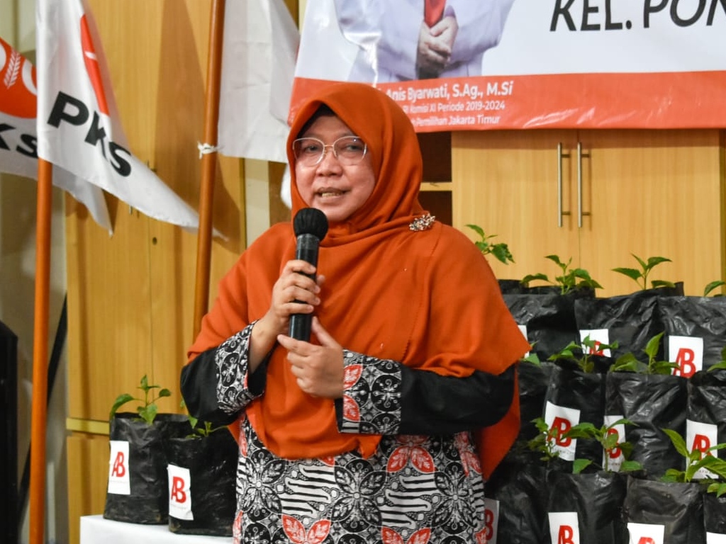 Anggota DPR Serahkan 10.000 Tanaman Cabai untuk Warga Jakarta Timur
