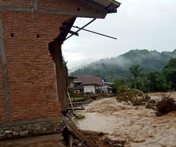 Dua Warga Polman Dikabarkan Hilang Terseret Arus Banjir