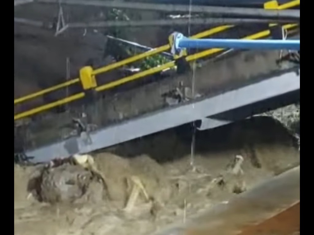 Jembatan Rampoang di Palopo Putus Akibat Banjir, Akses Warga Terputus