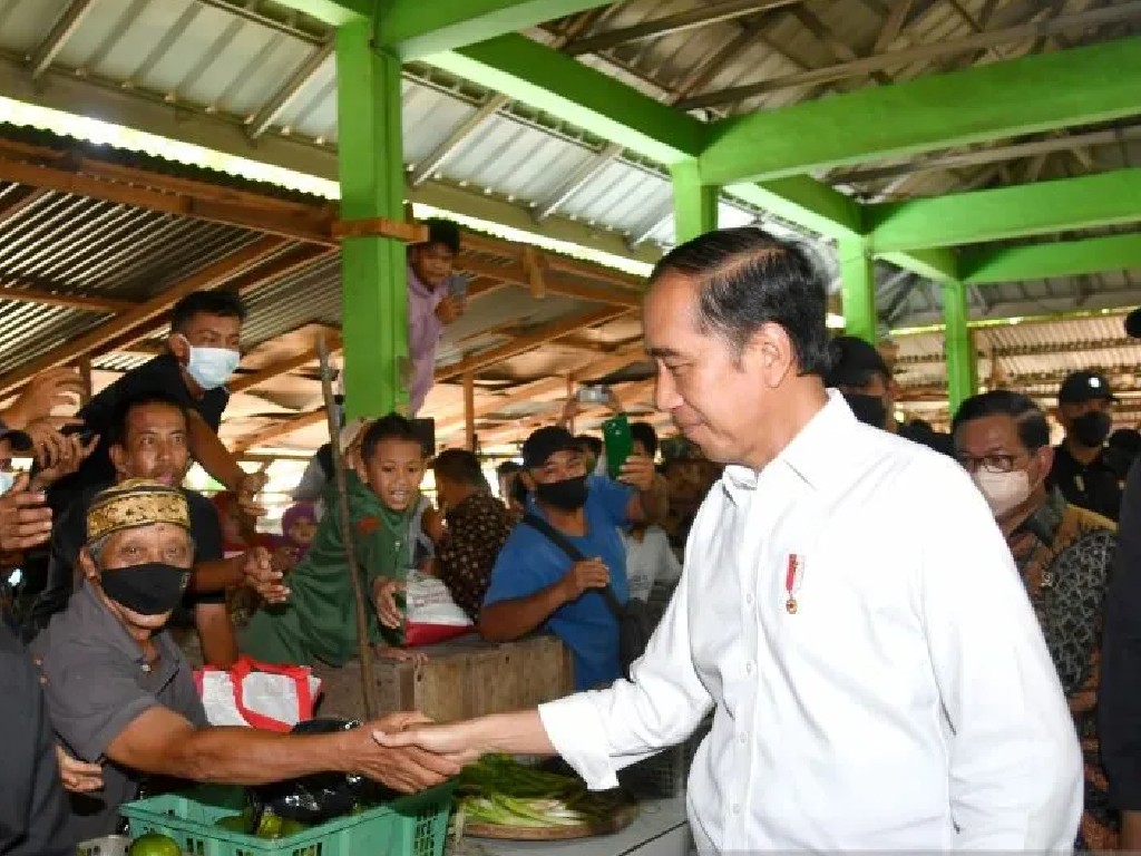 Bagikan Bansos di Pasar Muntok Bangka Barat, Jokowi: Kalau APBN Berlebih Akan Ditambahi Lagi