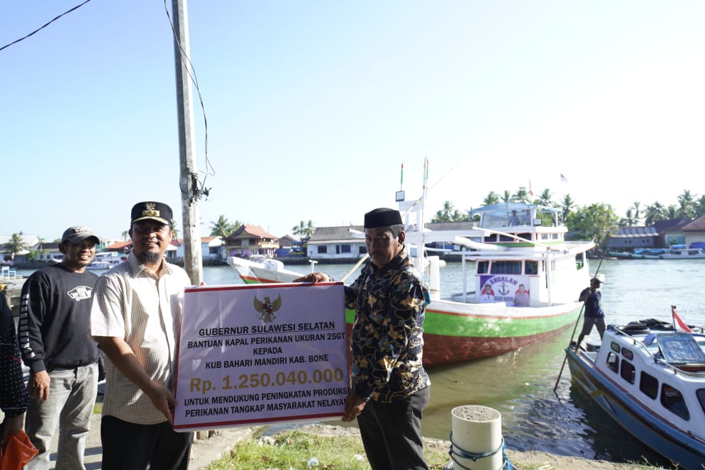 Gubernur Sulsel Serahkan Bantuan Kapal kepada Nelayan di Kabupaten Bone