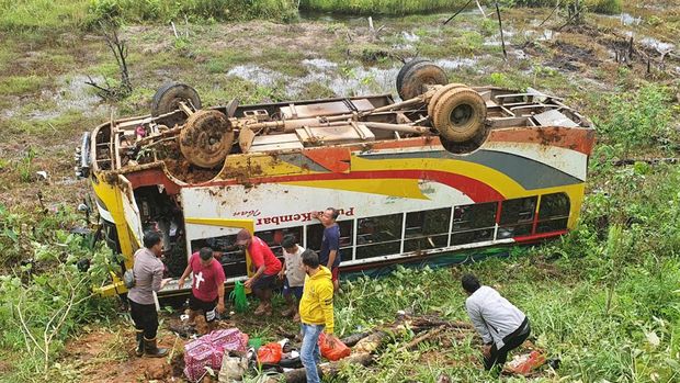 Bus Muat Pekerja asal Jawa Timur, Masuk Jurang di Kapuas Hulu, Kalimantan Barat