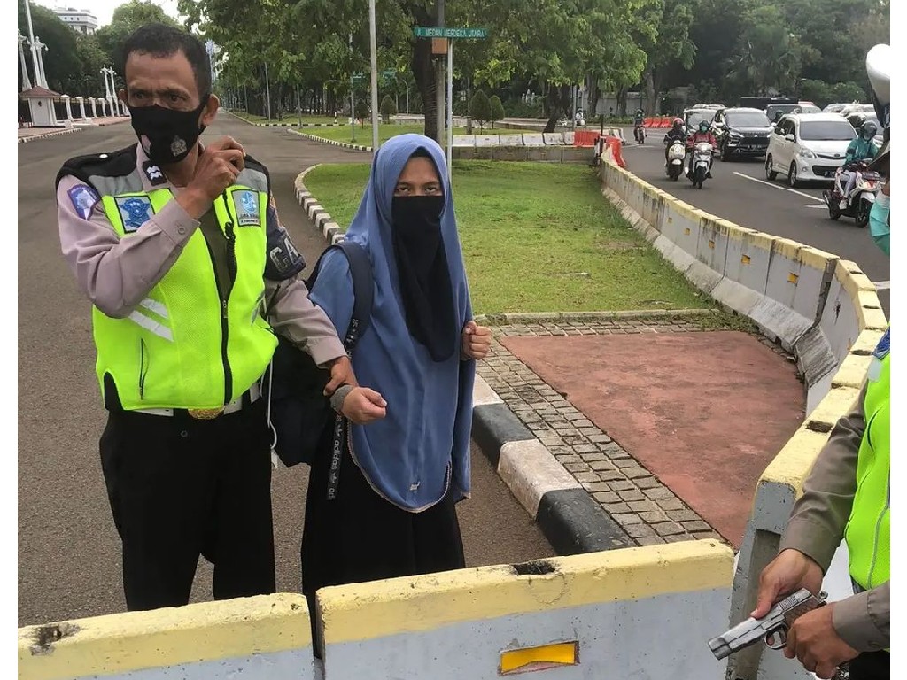Polisi: Wanita Bercadar di Istana Negara Sempat Todongkan Pistol ke Paspampres