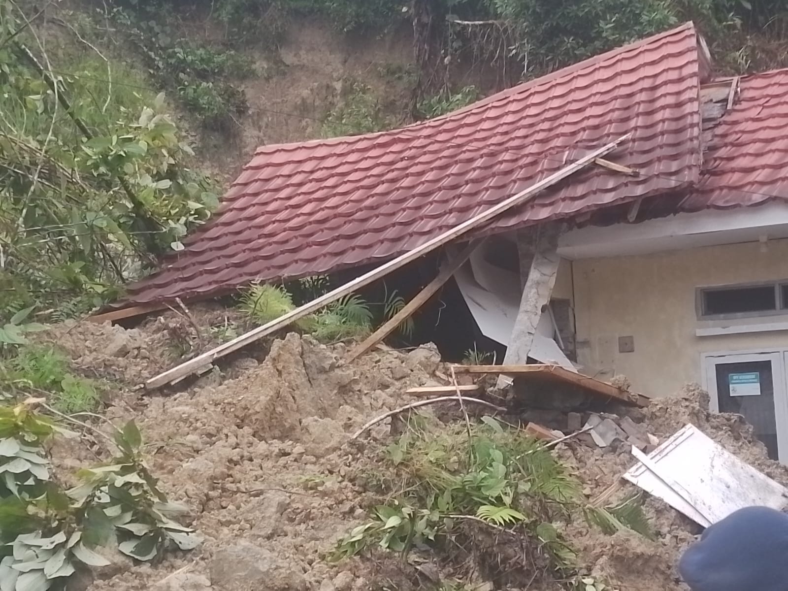 Satu Rumah Warga di Mamuju Tertimbun Material Tanah Longsor