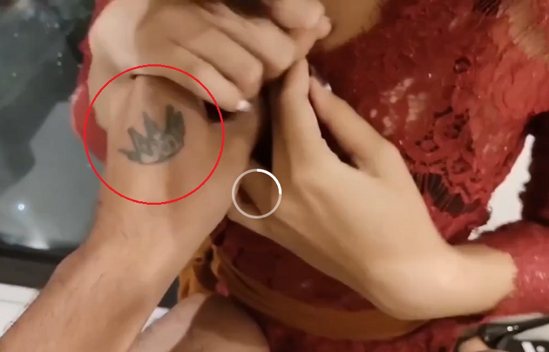 Cowok Lawan Main Perempuan Kebaya Merah, Punya Tatto Mahkota di Tangan Kiri