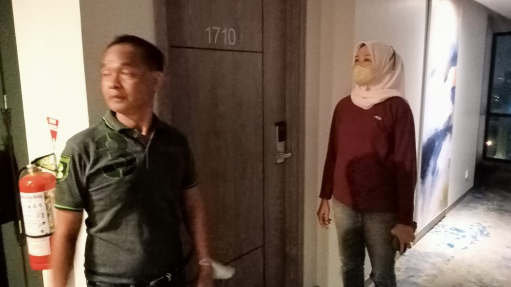 Polisi Olah TKP Kamar Hotel Gadis Kebaya Merah Beradegan Seks dengan Seorang Pria