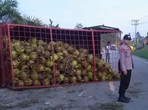 Truk Gas Elpiji Bersubsidi Terbalik di Aceh, Sopir Luka di Kepala