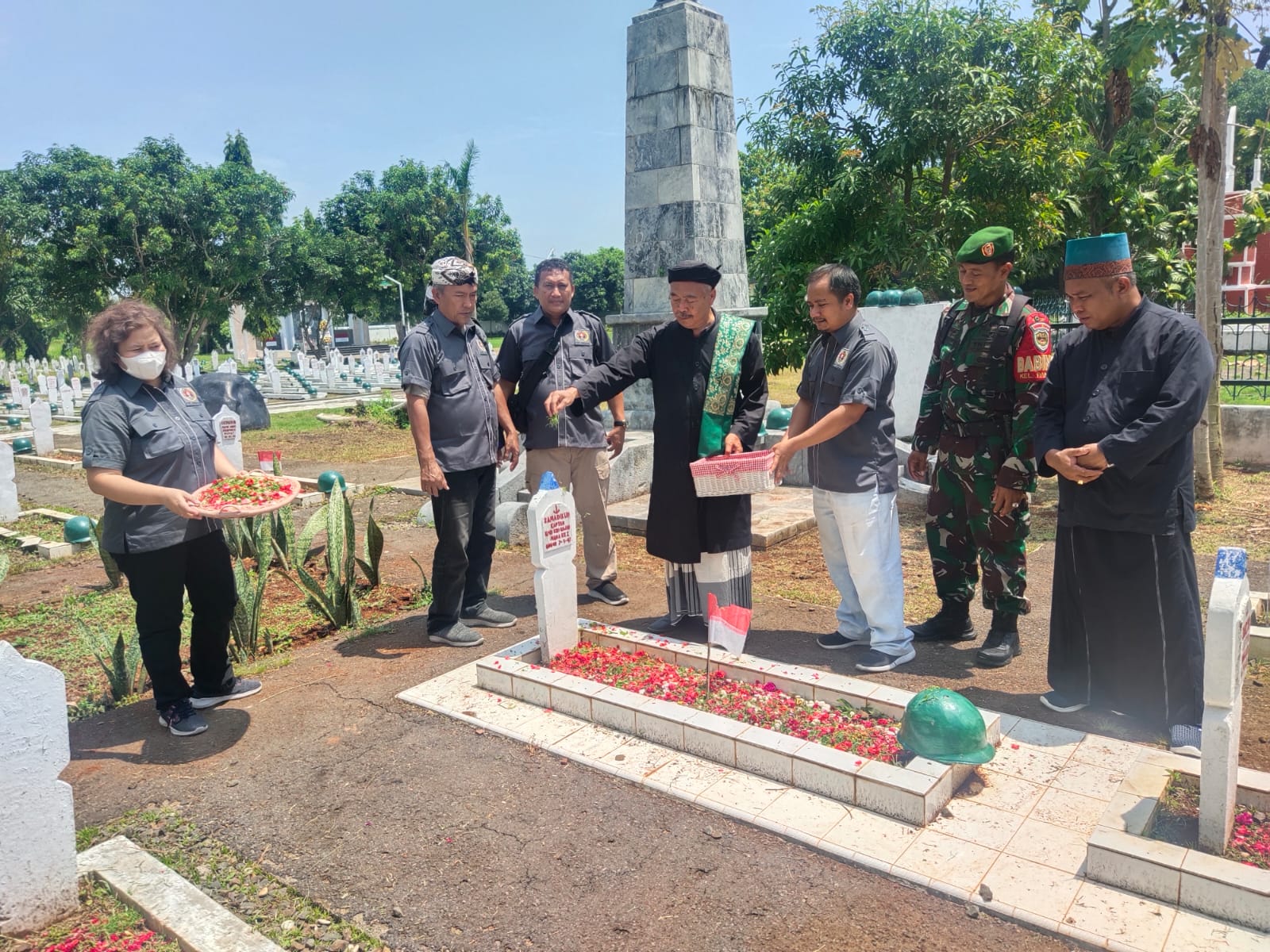 Bangkitkan Jiwa Nasionalisme, Wartawan Cirebon Tabur Bunga di Taman Makam Pahlawan Kesenden