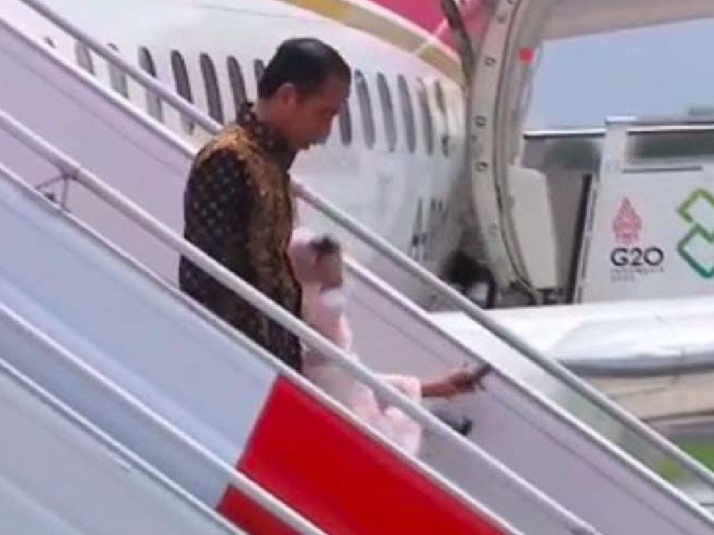 Ibu Negara Iriana Terpeleset dari Tangga Pesawat Saat Tiba di Bali