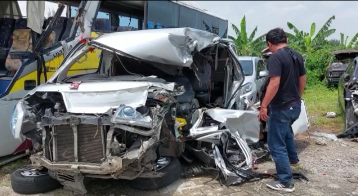 Kronologi Dan Dugaan Penyebab Kecelakaan Luxio Tabrak Truk Di Tol ...