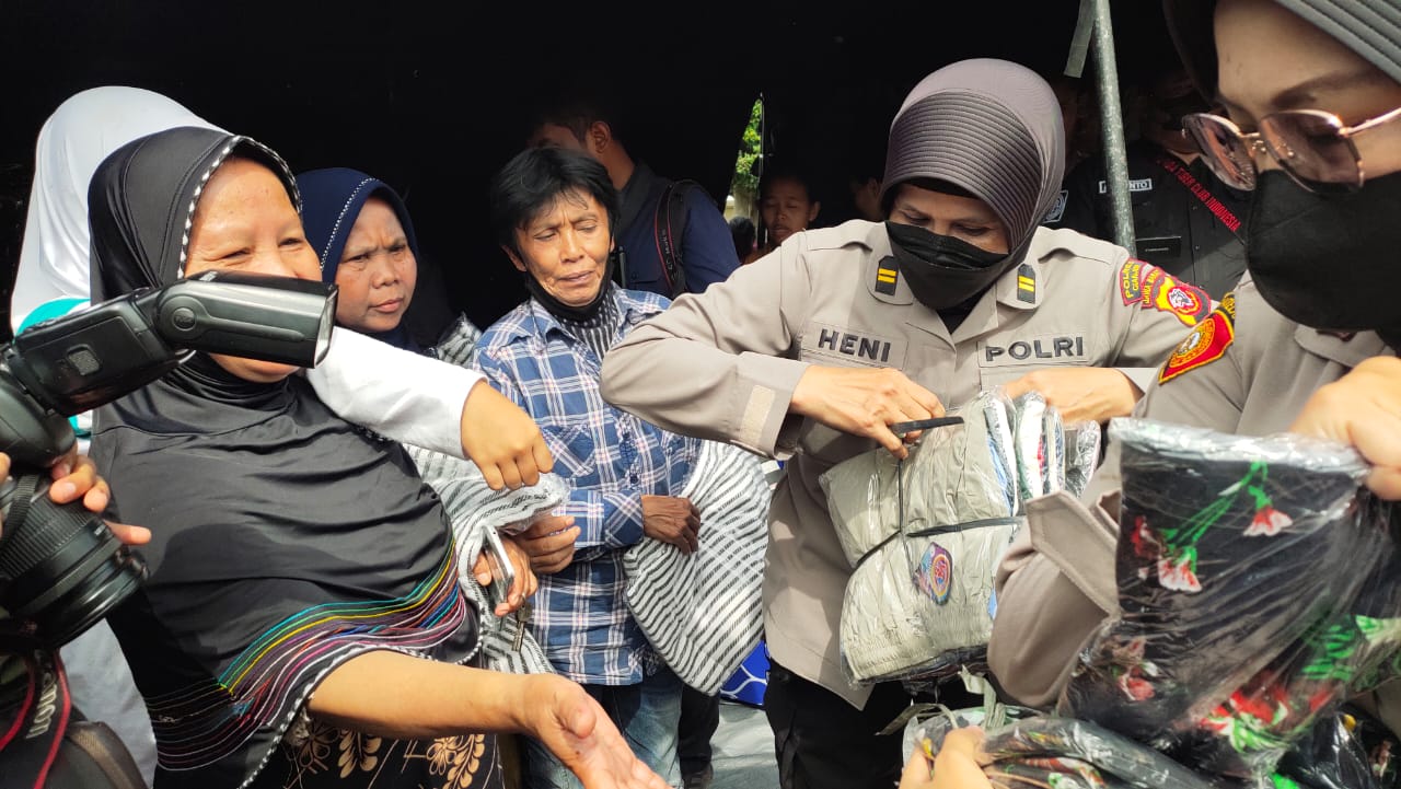 Ketum Bhayangkari Beri Bantuan Selimut dan Kasur untuk Pengungsi Gempa Cianjur