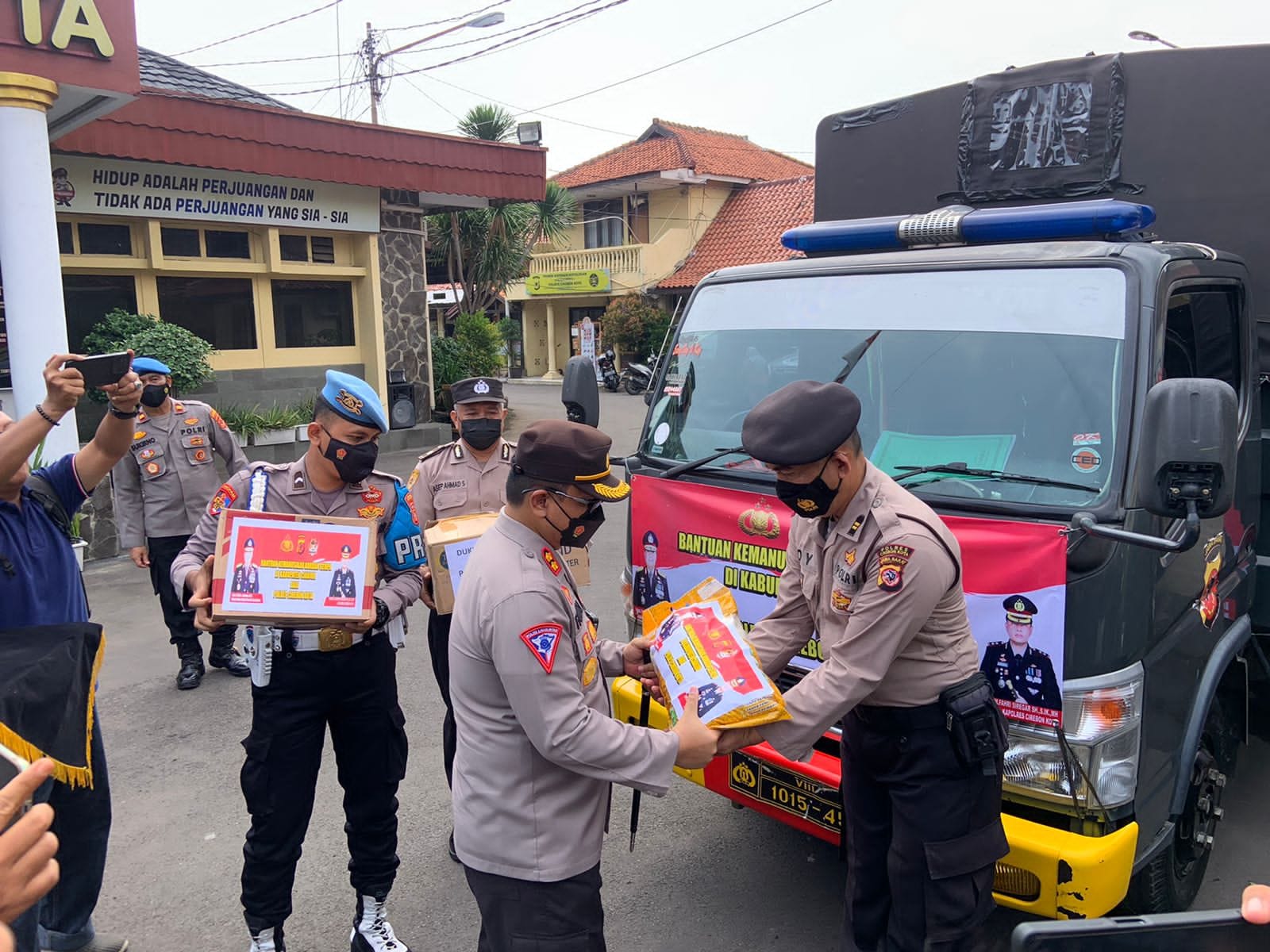 Polres Cirebon Kota Kirim Bantuan Makanan dan Obat-obatan untuk Korban Gempa Cianjur