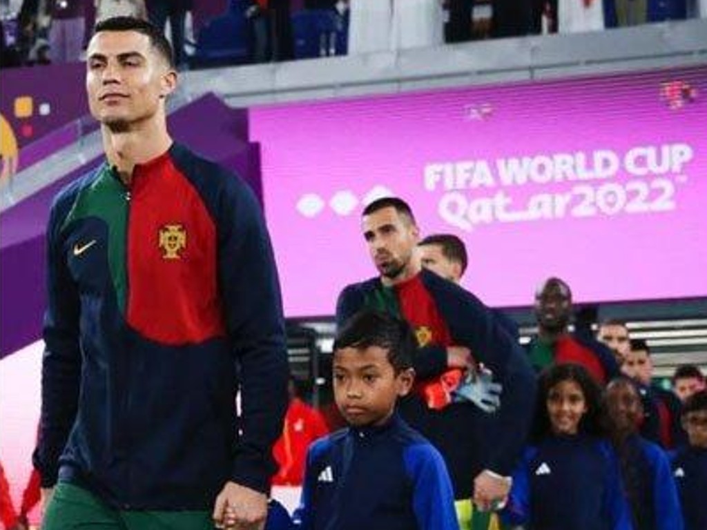 Bocah Indonesia Digandeng Ronaldo di Partai Melawan Ghana, Ortunya Bangga