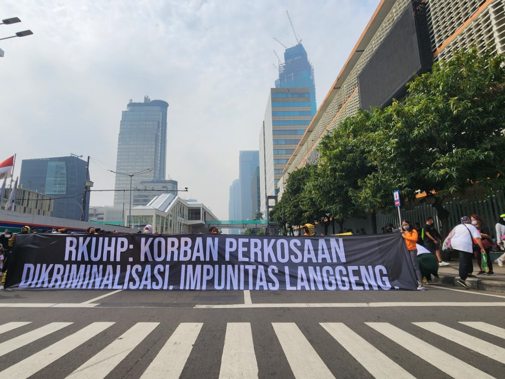Aksi Bentang Spanduk di Car Free Day Jakarta untuk Tolak Pengesahan RKUHP