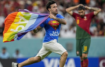 Pria yang Membawa Bendera LGBT saat Pertandingan Uruguay vs Portugal Ternyata Pemain Bola Profesional