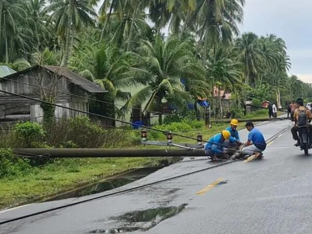 Hujan dan Angin Kencang, 12 Tiang Listrik Tumbang di Aceh