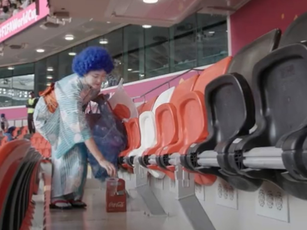 Jepang di Piala Dunia 2022: Pelatih Tundukkan Badan, Pendukung Kutip Sampah Stadion