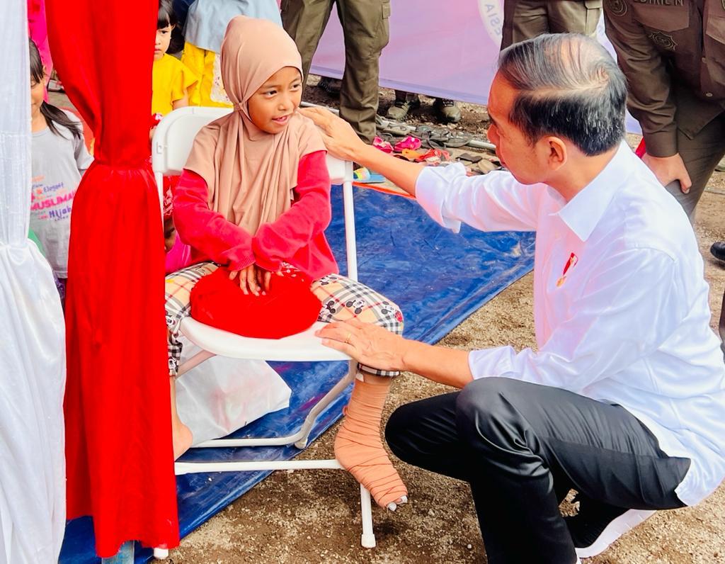 Kunker ke Cianjur, Jokowi Temui Afrika Korban Gempa di Tenda Pengungsian
