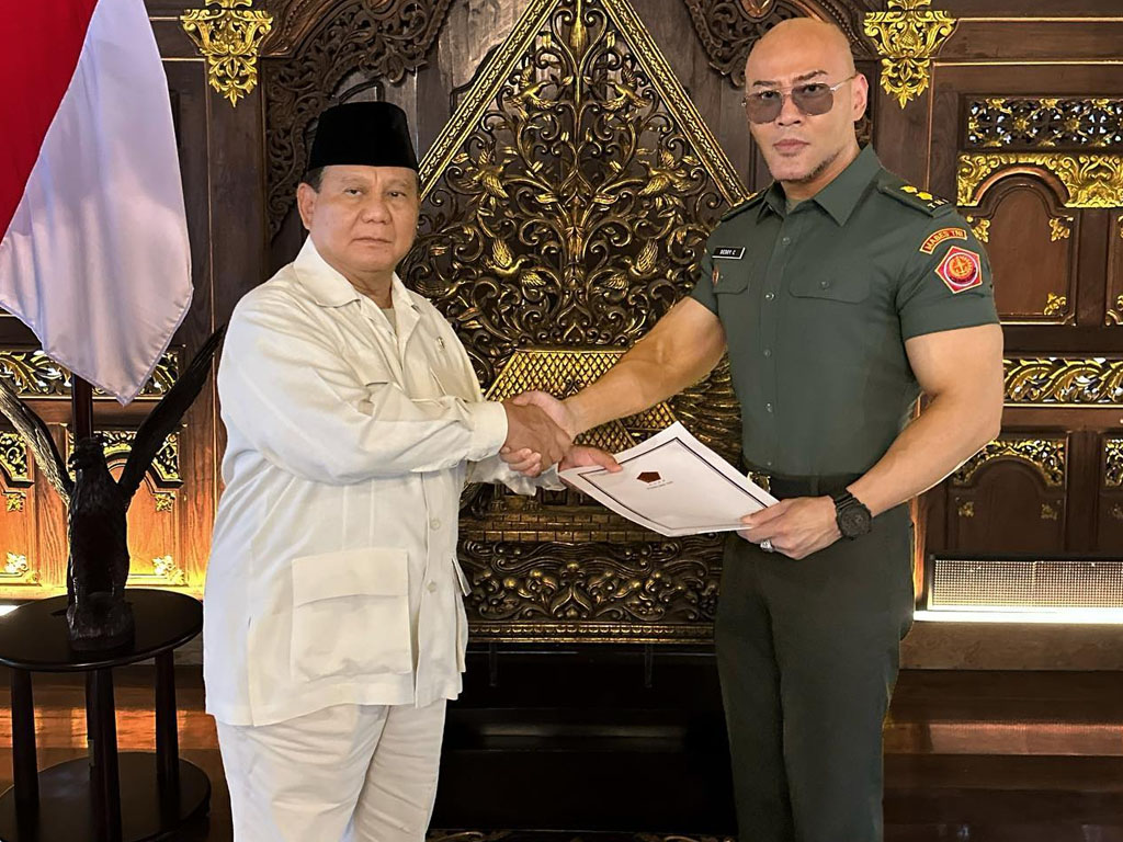 Menhan Prabowo Hadiahi Pangkat Letkol Tituler TNI AD ke Deddy Corbuzier