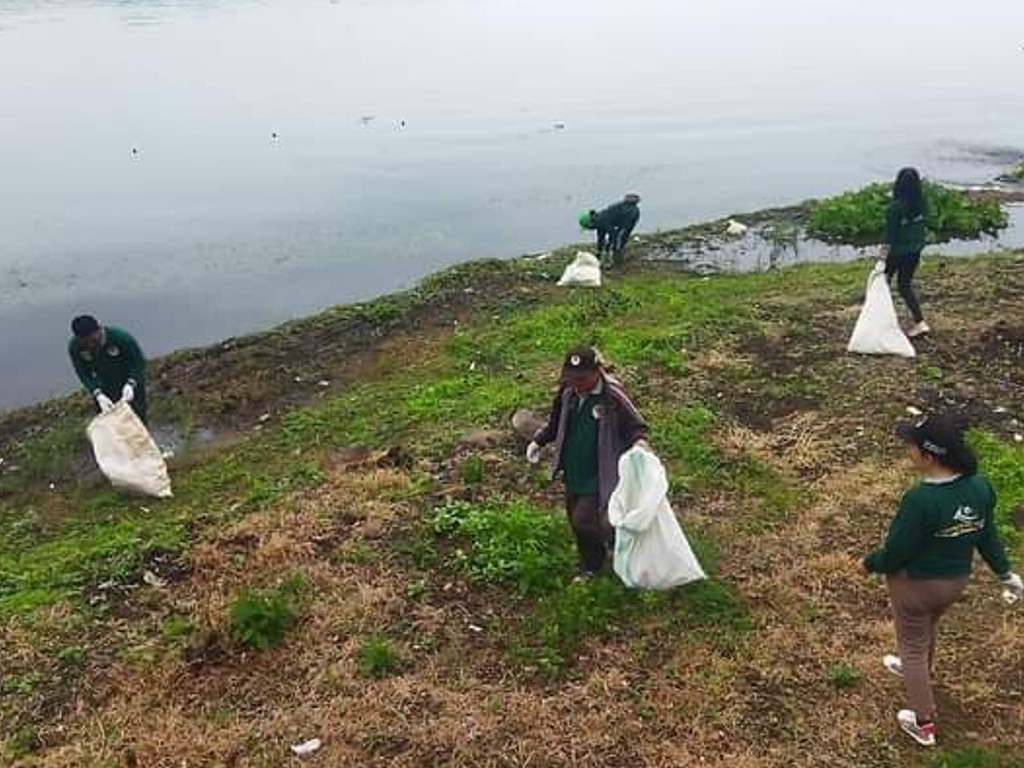Aparat Pemkab Dairi dan Masyarakat Bersihkan Pinggiran Danau Toba di Silalahi