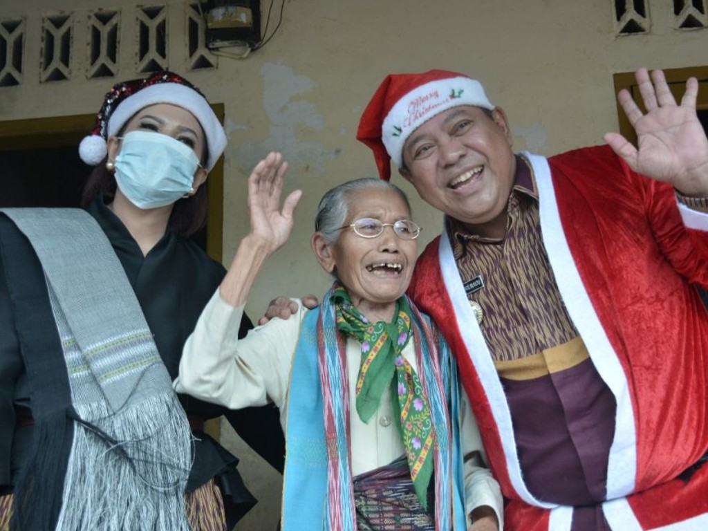 Bupati Dairi ke Rumah-Rumah Warga Silahisabungan Sampaikan Selamat Natal
