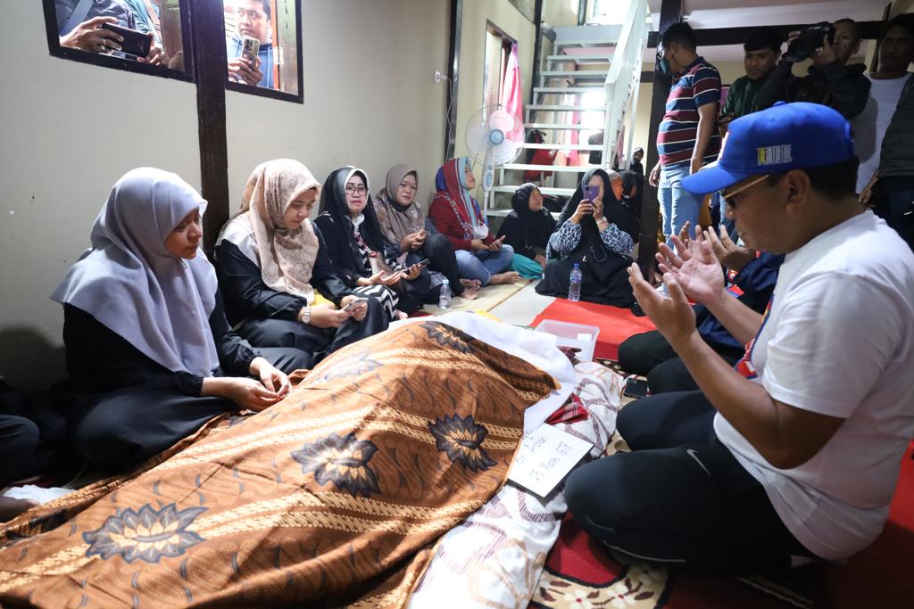 Danny Pomanto Beri Santunan Ibadah Umrah Keluarga Korban Tewas saat Tarik Tambang di Makassar