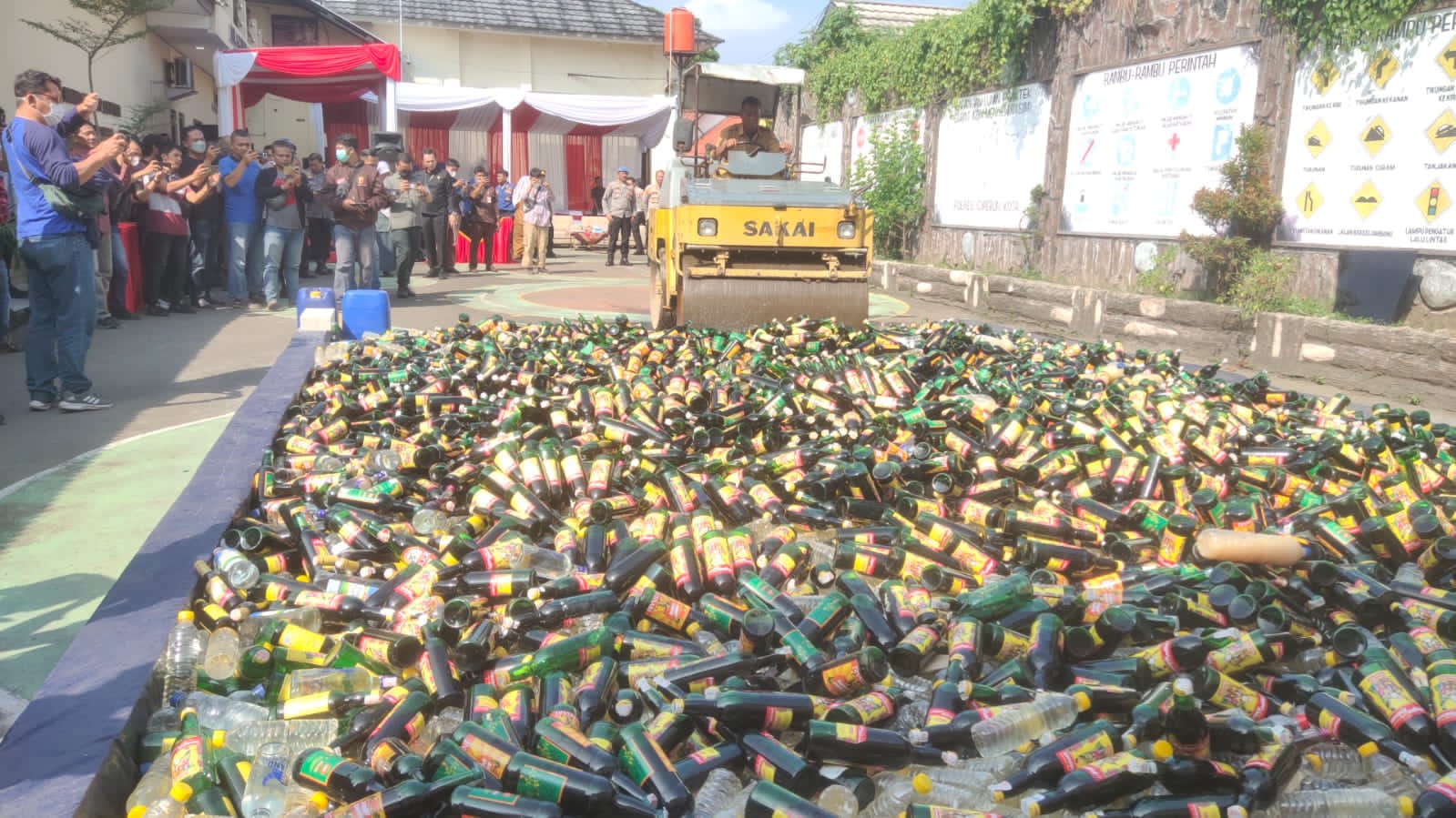 Belasan Ribu Botol Miras Hasil Operasi Pekat Polres Cirebon Kota Dimusnahkan