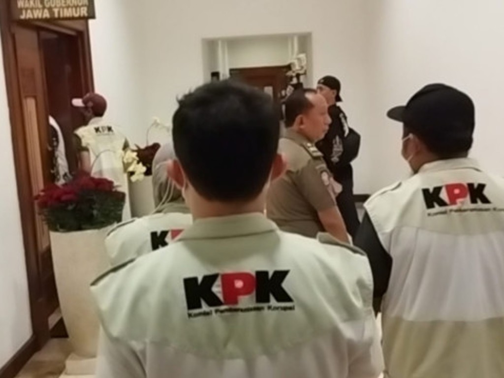 KPK Geledah Ruang Kerja Gubernur dan Wakil Gubernur Jawa Timur
