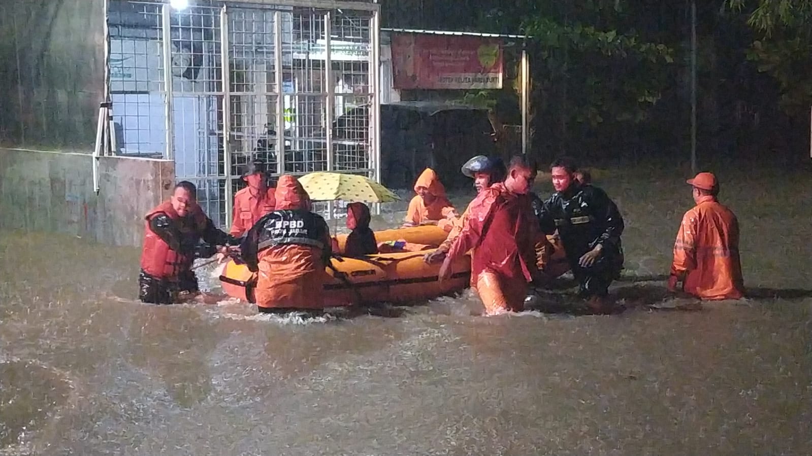 BPBD Kota Cirebon Evakuasi Puluhan Warga Terdampak Banjir