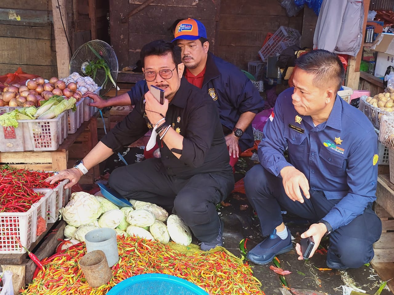 Cek Ketersediaan Bahan Pokok Jelang Nataru Mentan SYL Sidak Pasar Terong Makassar