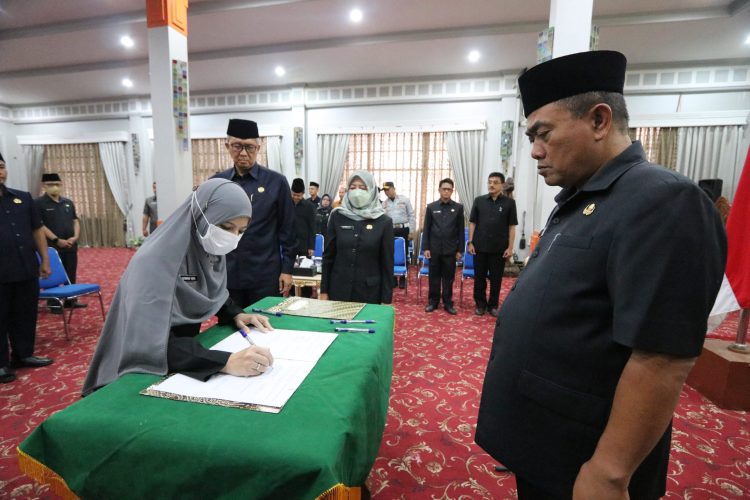 Jelang Tahun Baru, Wali Kota Cirebon Lantik Puluhan Pejabat