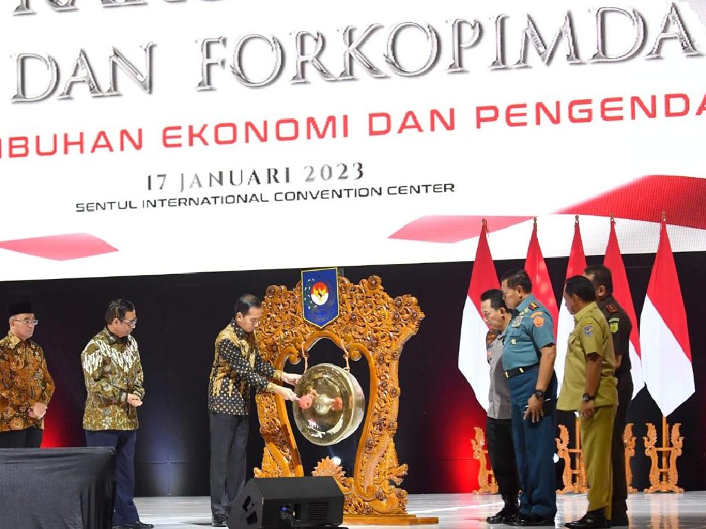 Kepada Para Wali Kota Bupati, Jokowi Ingatkan Kebebasan Beragama Dijamin Konstitusi