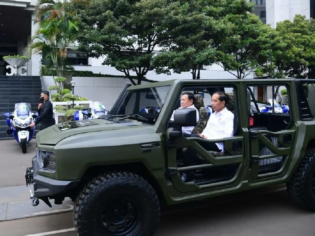 Jokowi dan Prabowo Naik Maung, Kendaraan Latihan Tempur Buatan Pindad