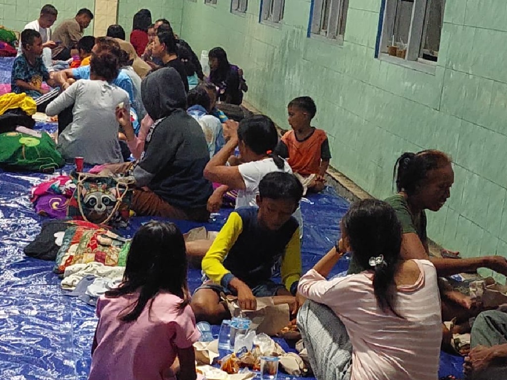 Gempa M 7.1 dan Banjir Rob Memaksa 80 Warga Halmahera Utara Mengungsi