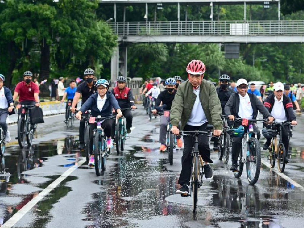 Jokowi Sepedaan, Jalan, dan Sarapan Bareng Dubes di Sarinah