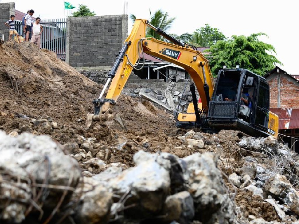 Warga Kota Manado Bersih-Bersih Material Sisa Longsor dan Banjir 
