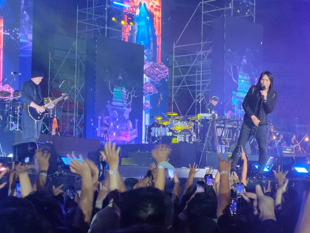 Ahmad Dhani Hentikan Konser Dewa 19 di JIS, Lihat Ibunda Duduk Bareng Prabowo