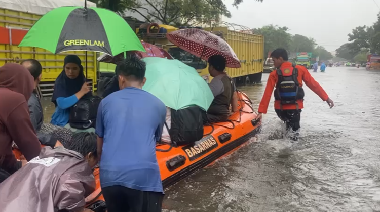 Tiga Tim Rescue Basarnas Sulsel Evakuasi Warga Terdampak Banjir di Makassar