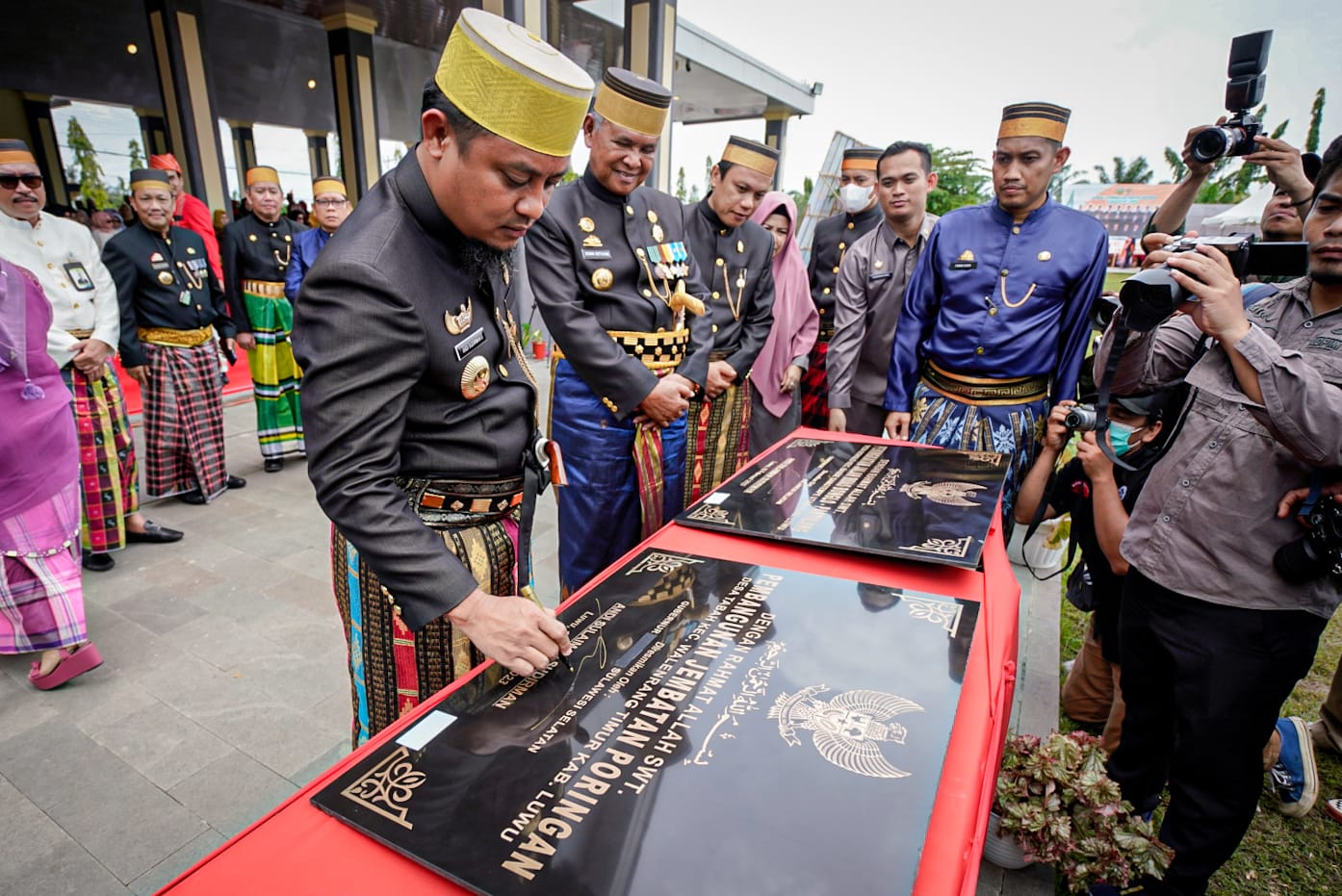 Gubernur Sulsel Komitmen Tuntaskan Pembangunan Jalan Alternatif Toraja-Luwu Raya