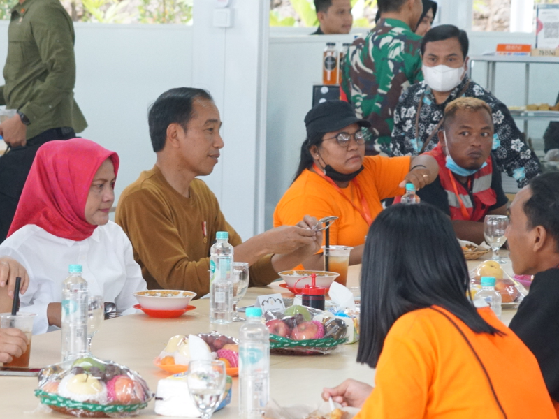 Temui Pekerja Konstruksi Kawasan Ibu Kota Nusantara, Jokowi: Sudah Makan?
