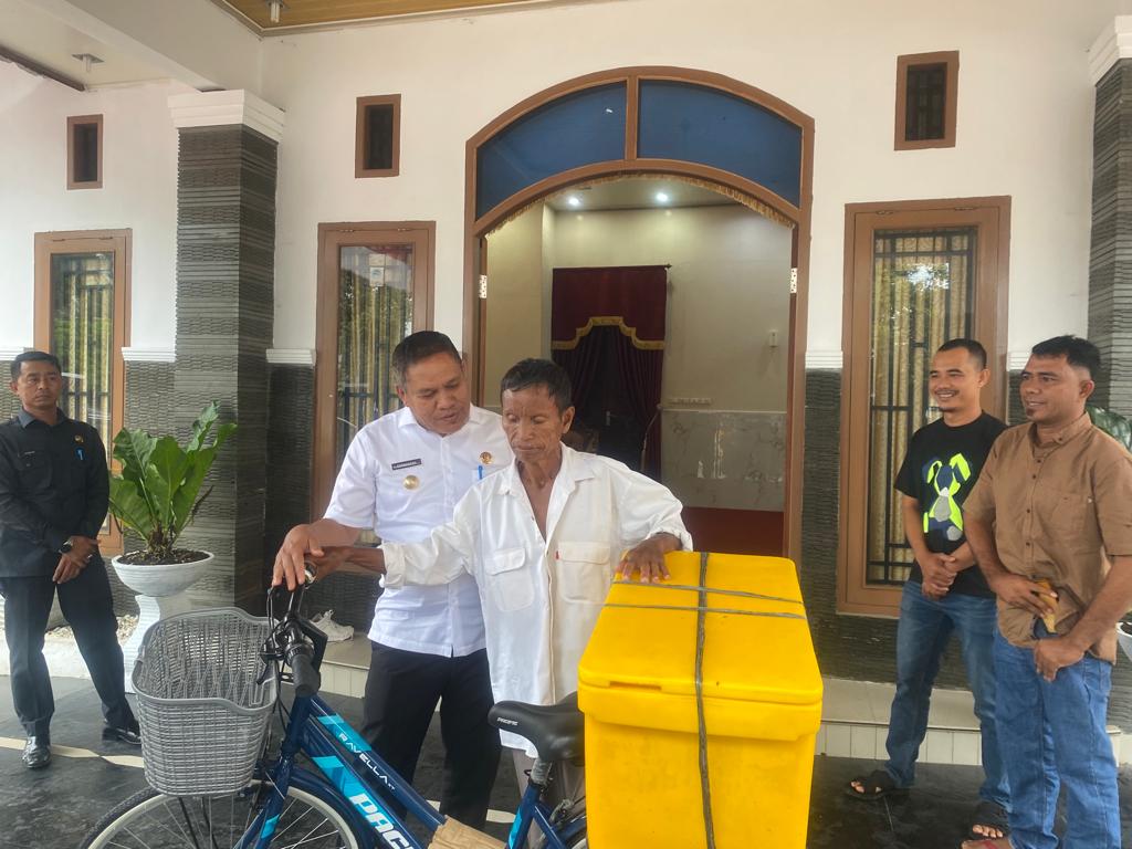 Penjual Ikan Keliling di Abdya Ketiban Jumat Berkah, Diberi Sepeda Baru Oleh Pj Bupati