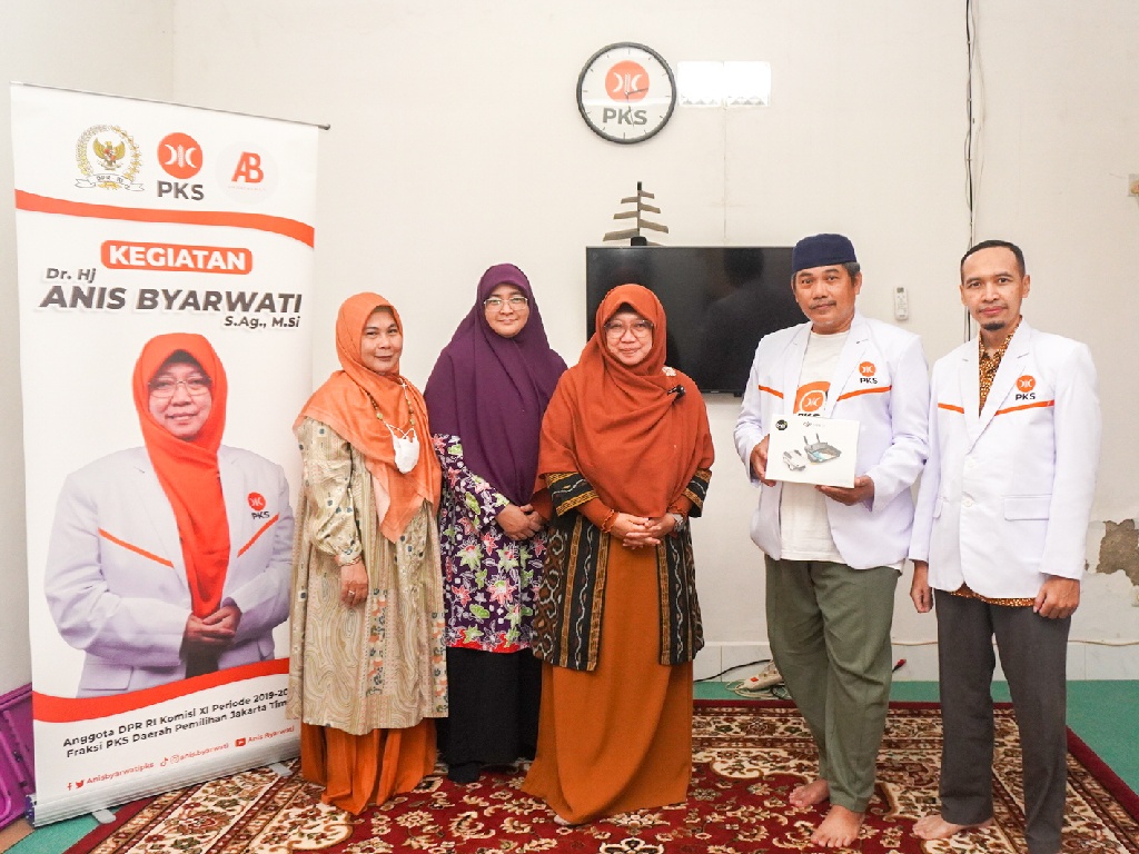 Salurkan Bantuan di Dapil, Anis Berikan Drone dan Bola Voli untuk Masyarakat Jakarta Timur
