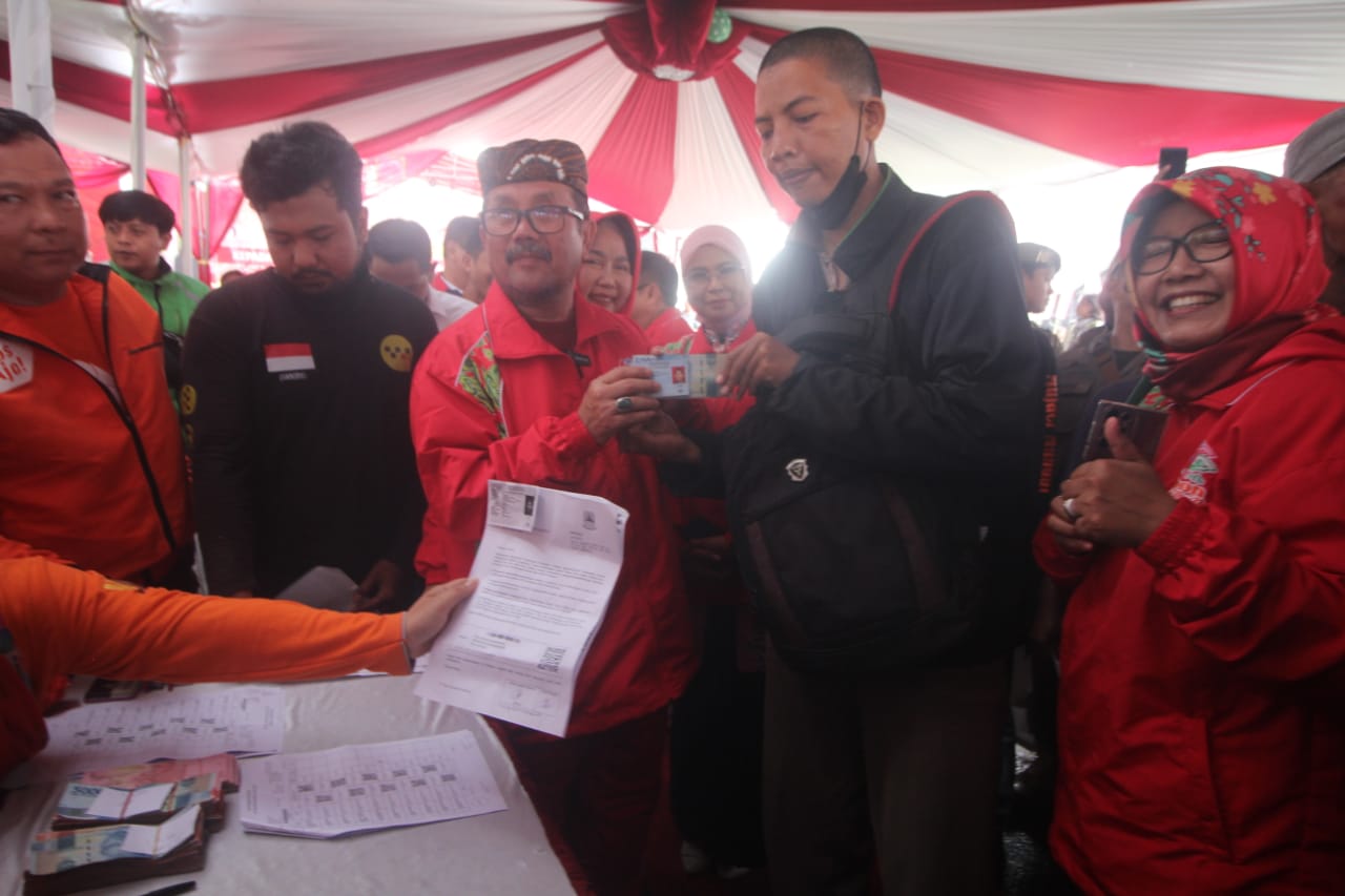 Ribuan Warga Kabupaten Cirebon Antusias Terima Dana BLT Perlinsos 