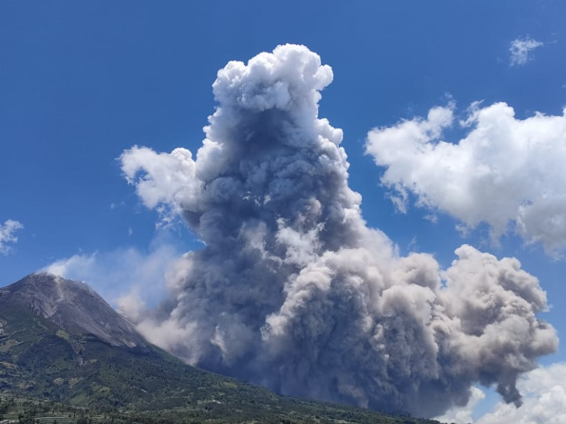 Infografis: Gunung Merapi Batuk, Potensi Bahaya 7 Km