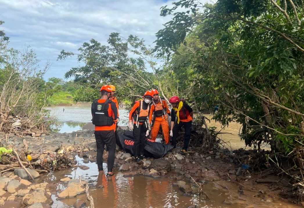 Dua Pekerja Bendungan Pamukkulu Takalar yang Terseret Arus Sungai Ditemukan, Satu Masih Hilang