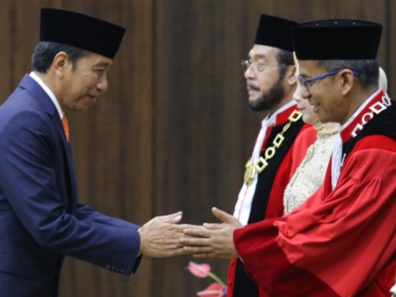 Ketua dan Wakil Ketua MK Ucapkan Sumpah Jabatan, Jokowi Hadir