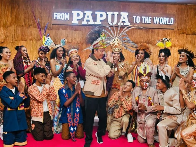 Jokowi Dapat Hadiah Jacket Bomb dari Perancang Papua dan Langsung Dipakai