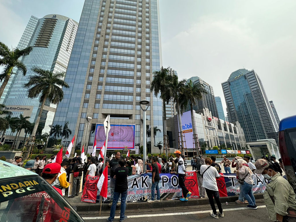 Tolak Permohonan IPO PT AMNT, Ratusan Massa Geruduk Kantor OJK dan Bursa Efek Indonesia