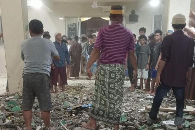 Kubah Masjid di Makassar Ambruk saat Warga Sedang Salat Tarawih