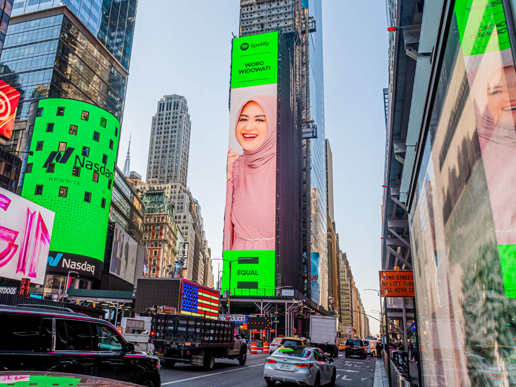 Digandeng Spotify, Woro Widowati Mejeng di Times Square Amerika Serikat